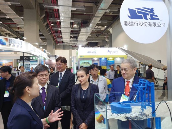 Inna Braverman and CY Huang explain the Eco Wave Power technology to Mr. Yu Zheng Wei Head of Taiwan's Energy Bureau, and Mrs. Wang Mei Hua, Taiwan's former Minister for Economic Affairs.