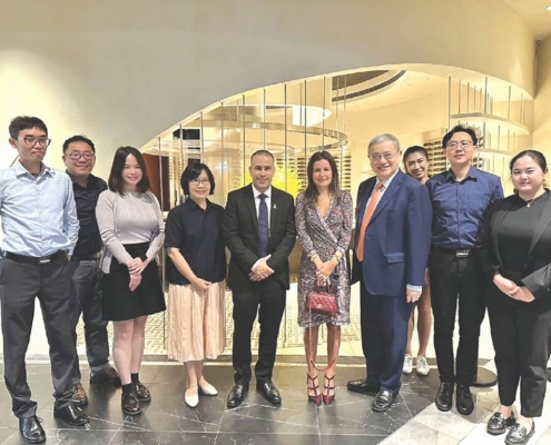 以科國際團隊、EWP創辦人兼執行長及以色列駐台辦事處於2024能源週期間交流。圖／以科國際提供