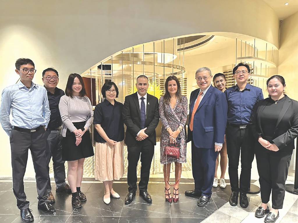 以科國際團隊、EWP創辦人兼執行長及以色列駐台辦事處於2024能源週期間交流。圖／以科國際提供